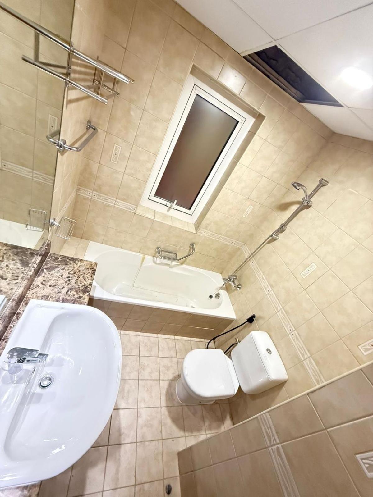 Backpackers Heaven ! 18 Beds In A 2 Bedroom Apartment In Front Of Union Metro Station Diera Dubai Exterior foto