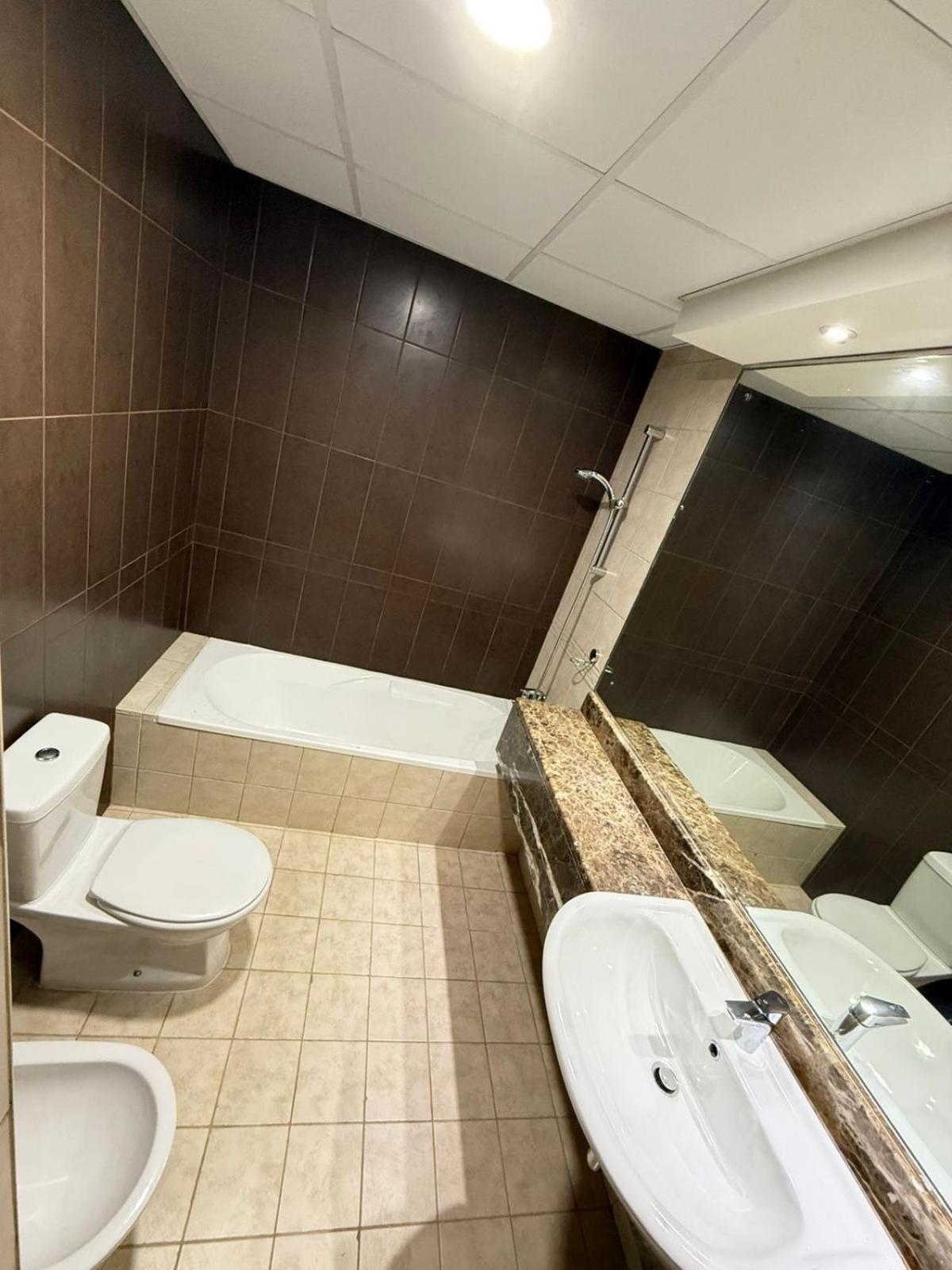 Backpackers Heaven ! 18 Beds In A 2 Bedroom Apartment In Front Of Union Metro Station Diera Dubai Exterior foto