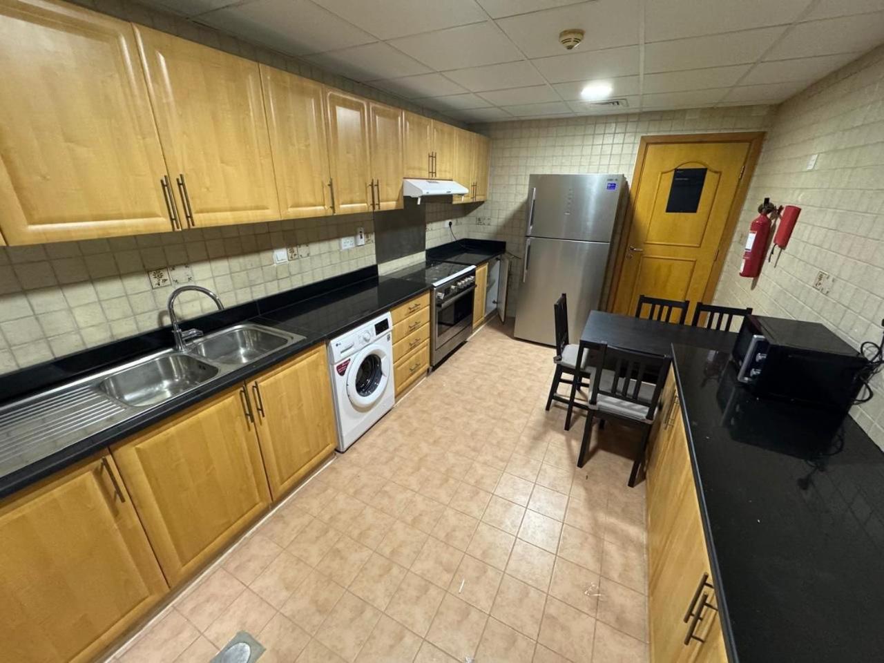 Backpackers Heaven ! 18 Beds In A 2 Bedroom Apartment In Front Of Union Metro Station Diera Dubai Exterior foto