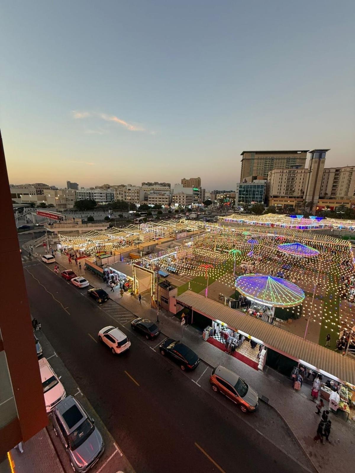 Backpackers Heaven ! 18 Beds In A 2 Bedroom Apartment In Front Of Union Metro Station Diera Dubai Exterior foto